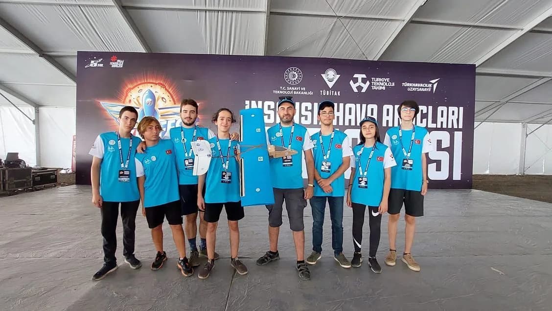 Teknofest İHA yarışmasında ekip ve sabit kanat uçak